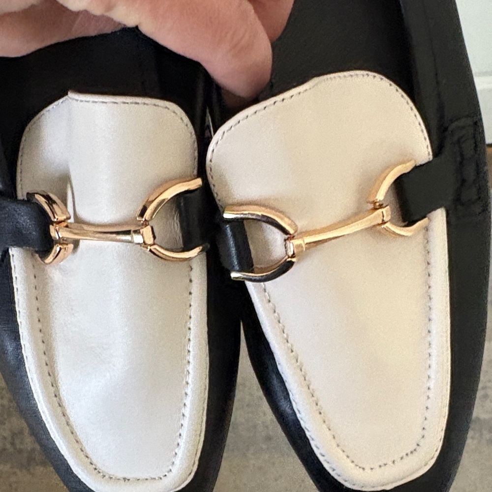 Steve Madden Black and Cream Loafers with Gold Detail 9.5 New without tags - Picture 3 of 5
